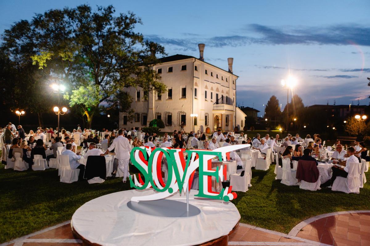 Il taglio della torta per il 30° anniversario di SO.VE. s.r.l.