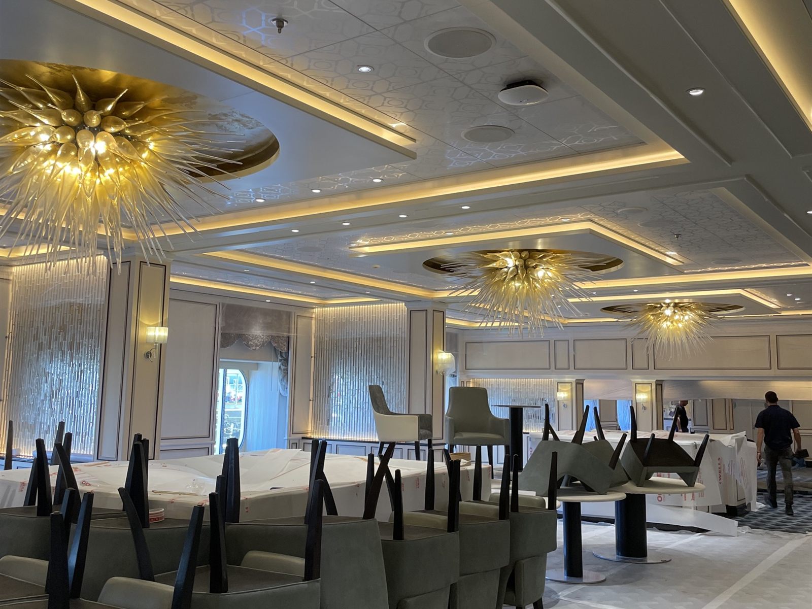 Sala di una nave durante il refitting: sedie accatastate sui tavoli e arredi protetti